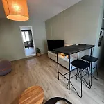 Au Pied Du Vieux-mans Apartment *