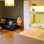 Au Pied Du Vieux-mans