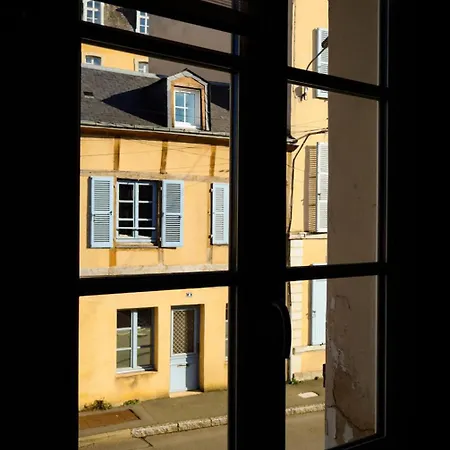 Au Pied Du Vieux-mans