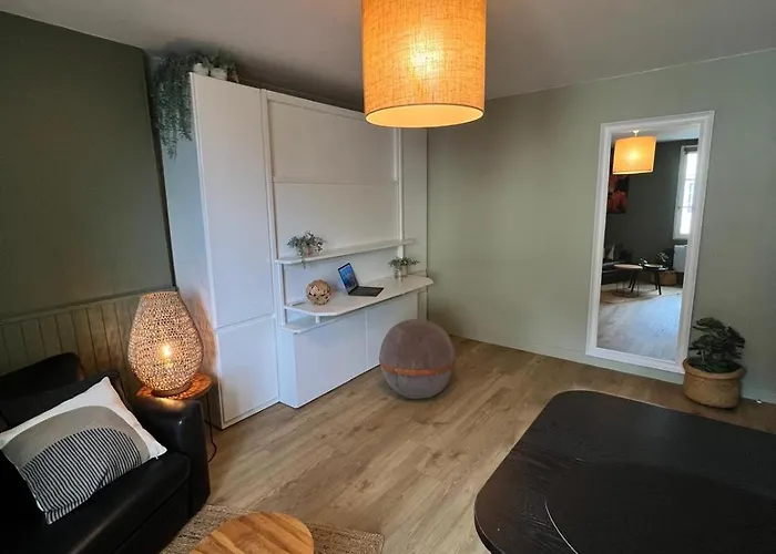 Au Pied Du Vieux-mans *