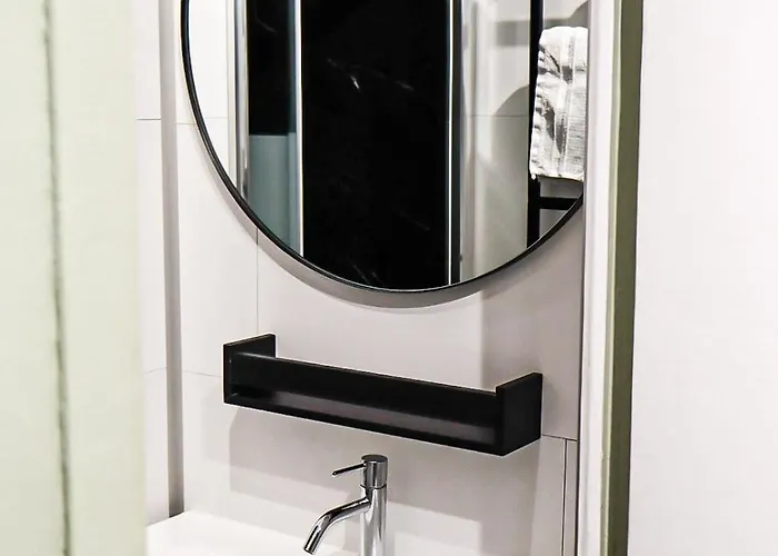 Au Pied Du Vieux-mans