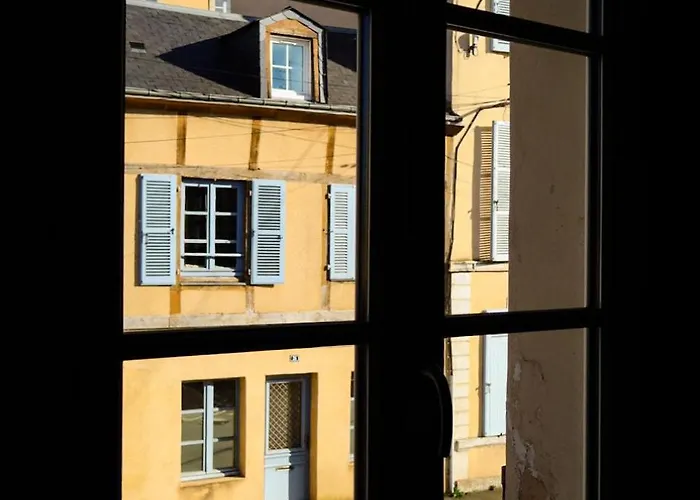 Au Pied Du Vieux-mans